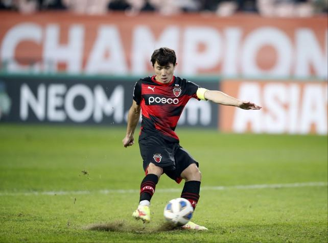  新疆广汇迎德国杯关键赛；转会期完成体检；更衣室稳定；团队化学反应显著