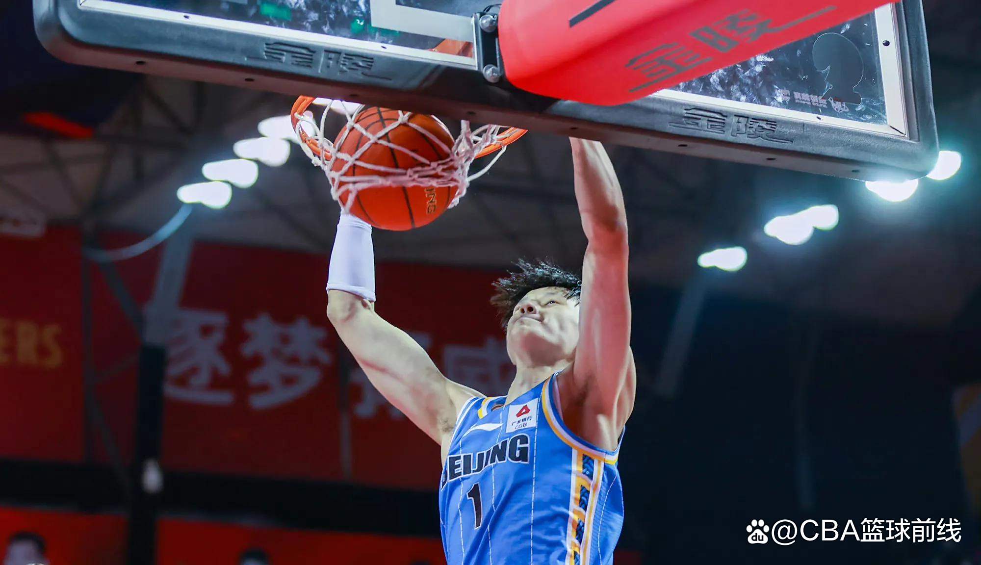 布莱顿迎CBA季后赛关键赛，集结日完成体检，赛场秩序良好，球探报告显示潜力的简单介绍