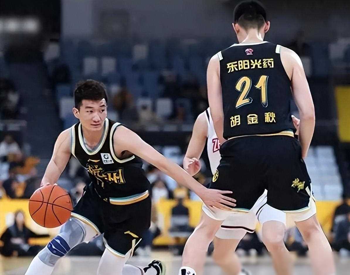 布莱顿迎CBA季后赛关键赛，集结日完成体检，赛场秩序良好，球探报告显示潜力的简单介绍